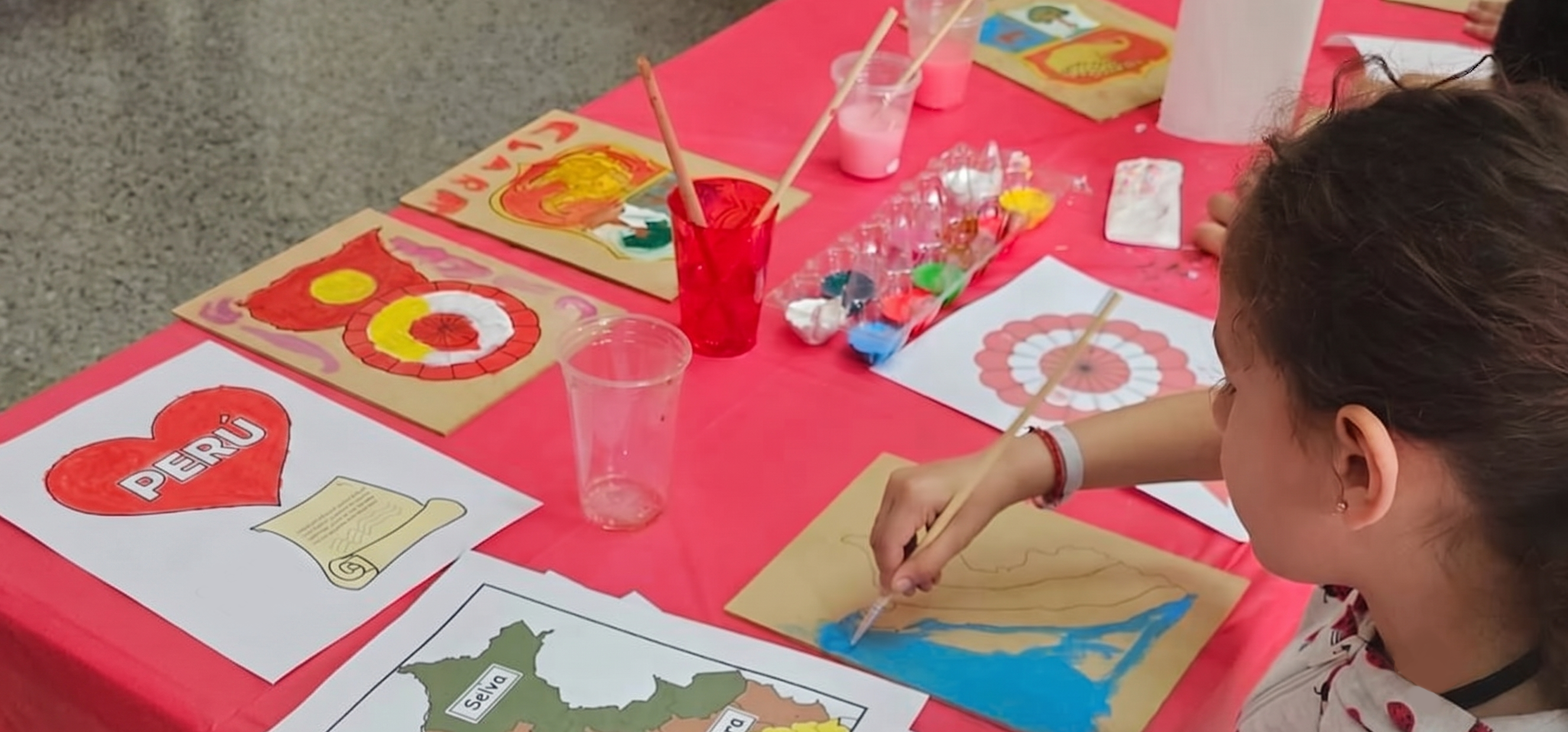 Taller cultural ADEPU, niños pintando símbolos peruanos en Montevideo
